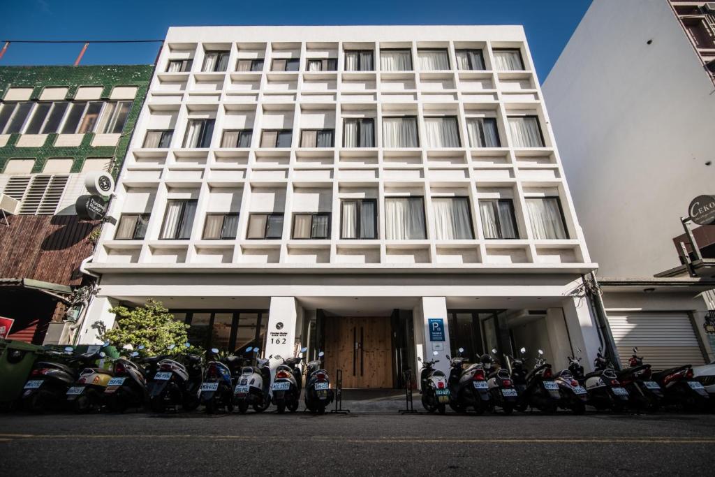 un groupe de motocycles garés devant un bâtiment dans l'établissement Norden Ruder Hostel Taitung, à Taïtung
