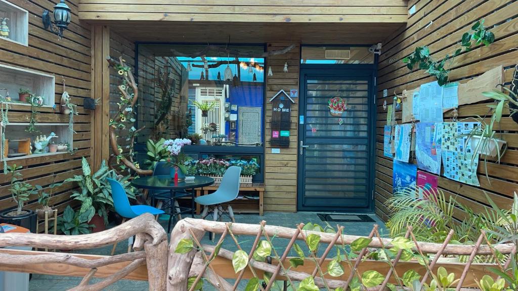 un patio avec une table et des chaises dans un bâtiment dans l'établissement Yu Shou Hao Hsien Guesthouse, à Fushi
