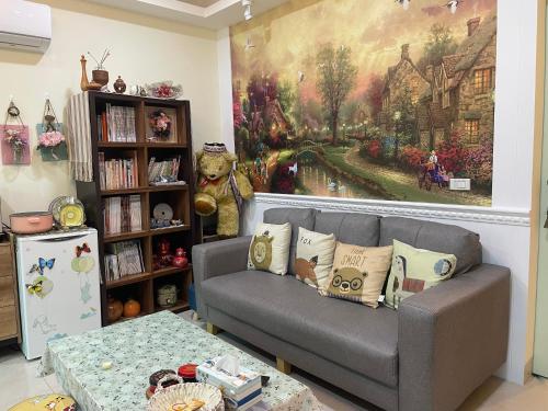 - un salon avec un canapé et un tableau mural dans l'établissement Yu Shou Hao Hsien Guesthouse, à Fushi