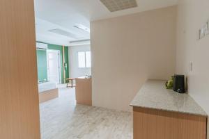 un bureau vide avec un comptoir et une pièce dans l'établissement Diane Residences, à Mabolo
