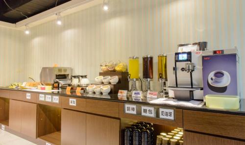 - une cuisine avec un comptoir et une machine à café dans l'établissement San Hua Hotel, à Kaohsiung