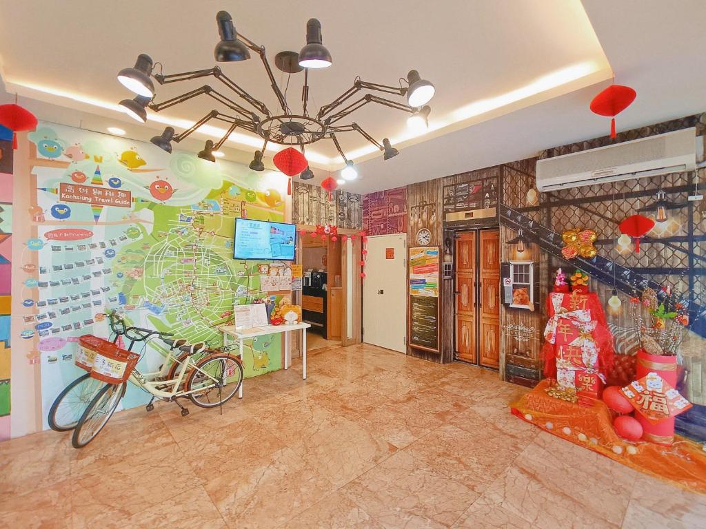 une chambre dotée d'un mur recouvert d'un vélo dans l'établissement Sanduo Hotel, à Kaohsiung